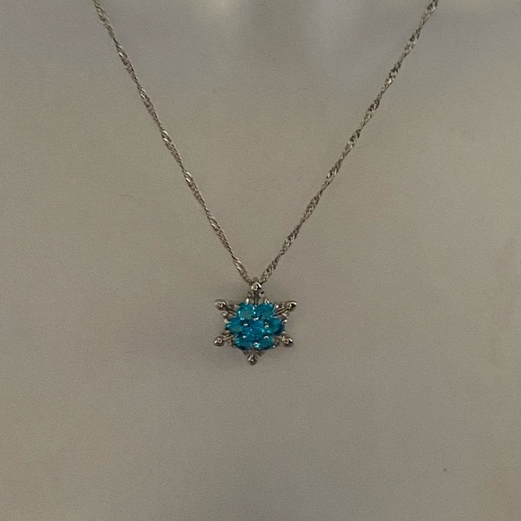 Elegant Silver Necklace with Blue Snowflake Pendant Néw No Box. 16” Chain - Picture 2 of 3